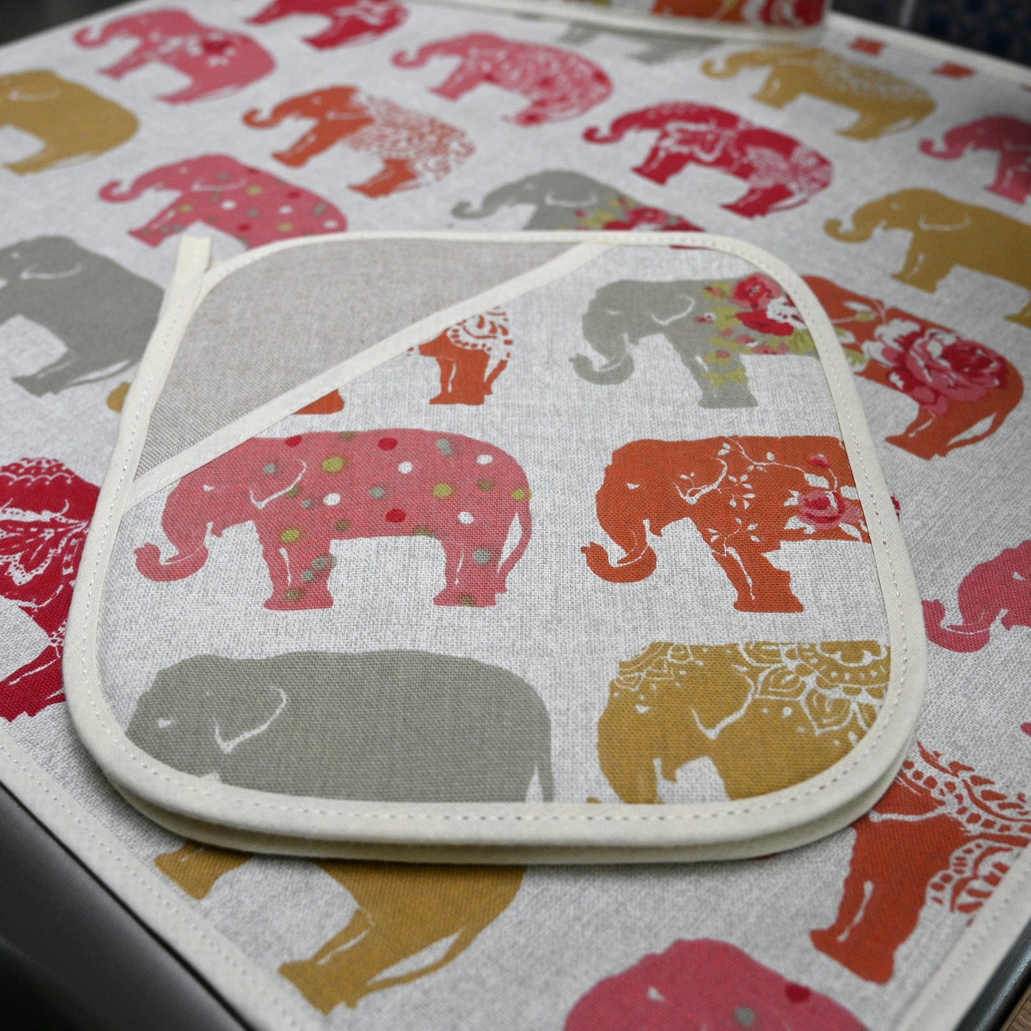 Oven Grippers, Spice Elephants (Pair)