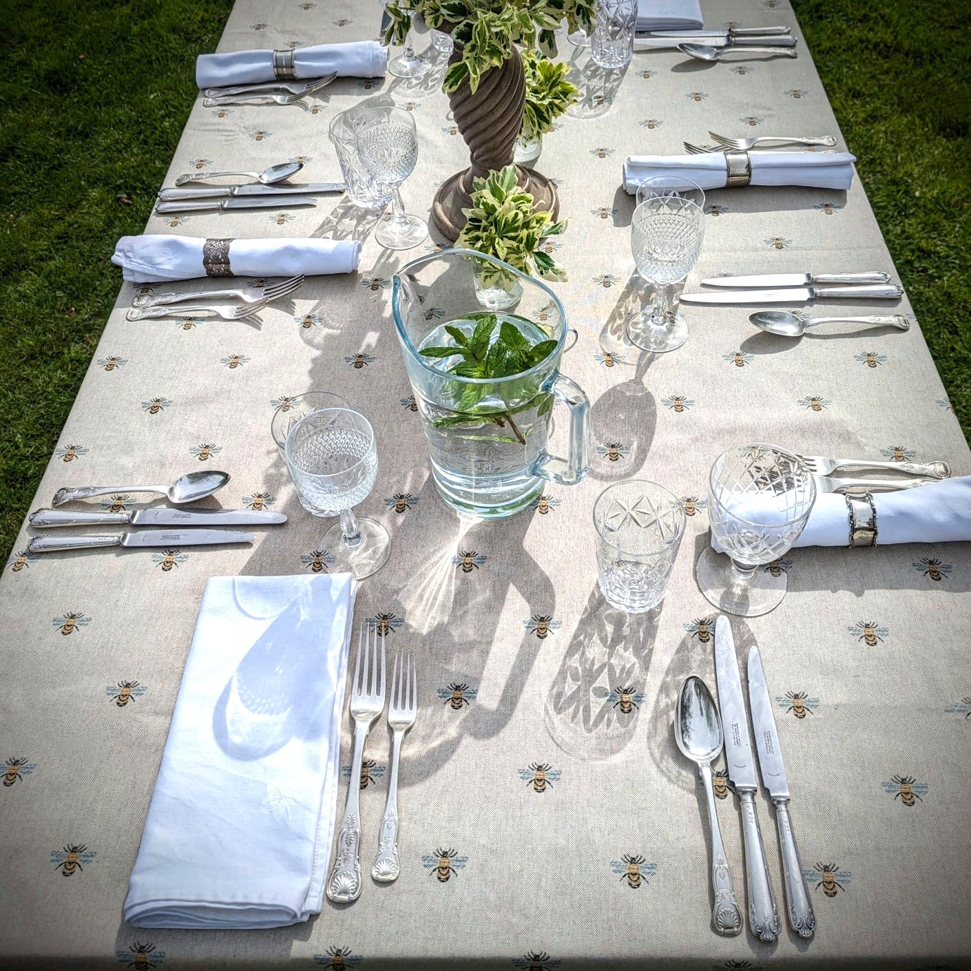 Tablecloth (wipe and wash) - Bees in 5 sizes