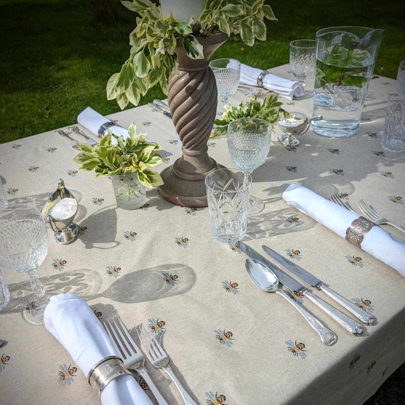 Tablecloth (wipe and wash) - Bees in 5 sizes